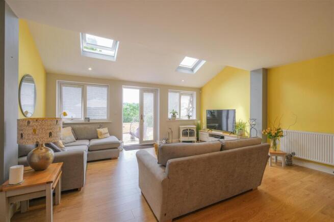 4 bed Semi-Detached for sale Image 4