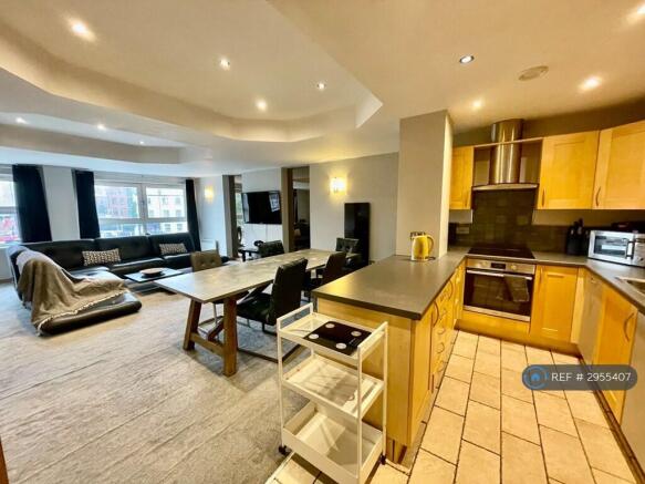 3 bed Flat to rent Image 7
