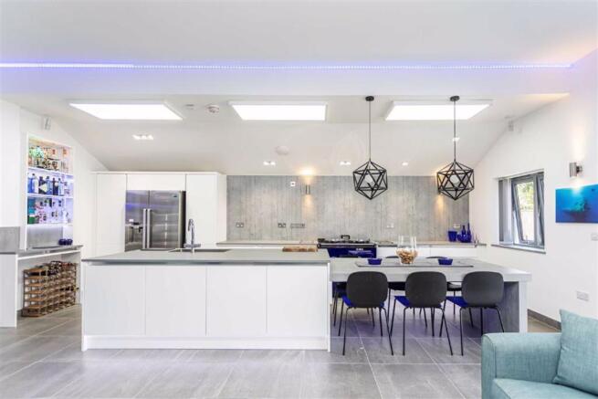 KITCHEN/LIVING ROOM