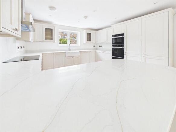 5 bed Detached for sale Image 6