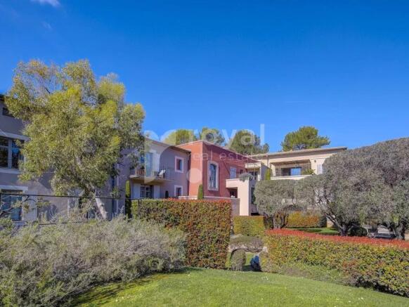 Quiet surroundings next to Royal Mougins Golf