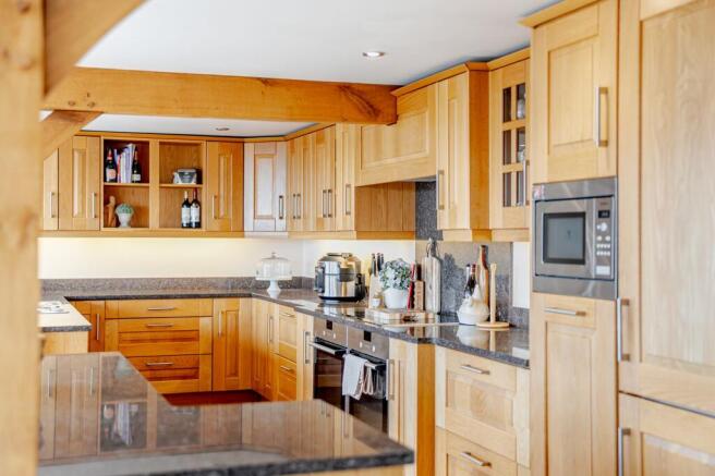 4 bed Barn Conversion to rent Image 5