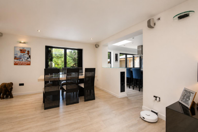 5 bed Detached for sale Image 10