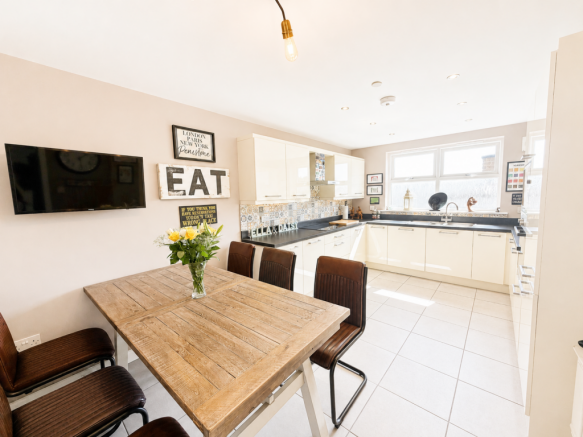 4 bed Town House for sale Image 7
