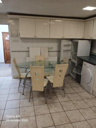 2 bed Flat to rent Image 8