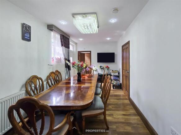 6 bed Detached for sale Image 7