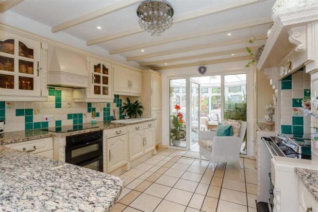 8387098-interior01.jpg