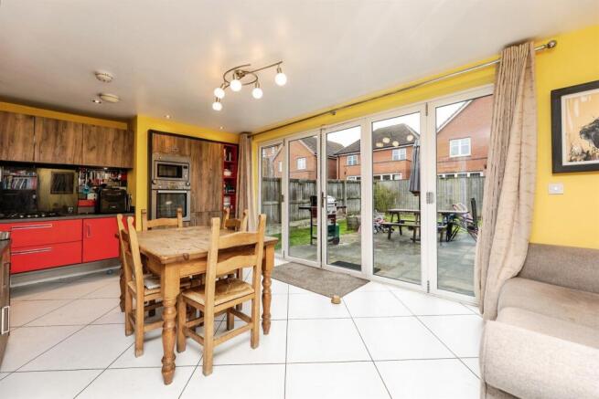 4 bed Detached for sale Image 9