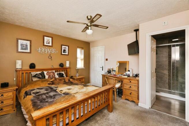 4 bed Detached for sale Image 7