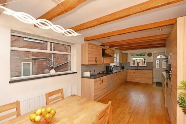 5 bed Detached for sale Image 11