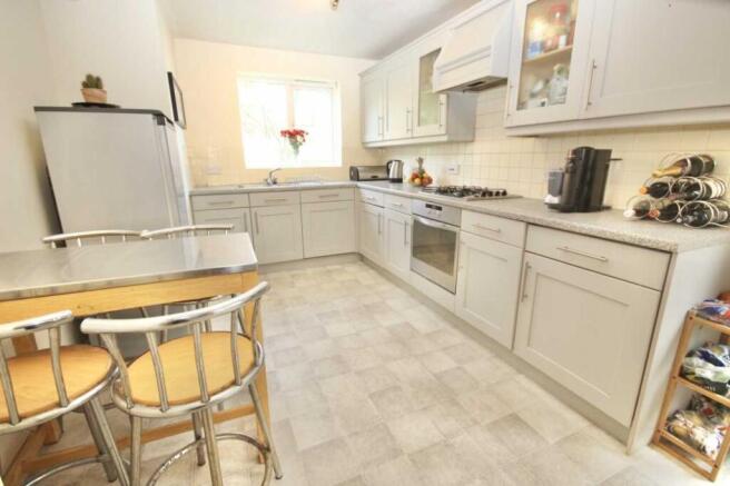 5 bed Detached for sale Image 6