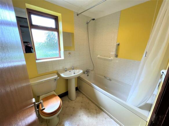 BATHROOM.JPG