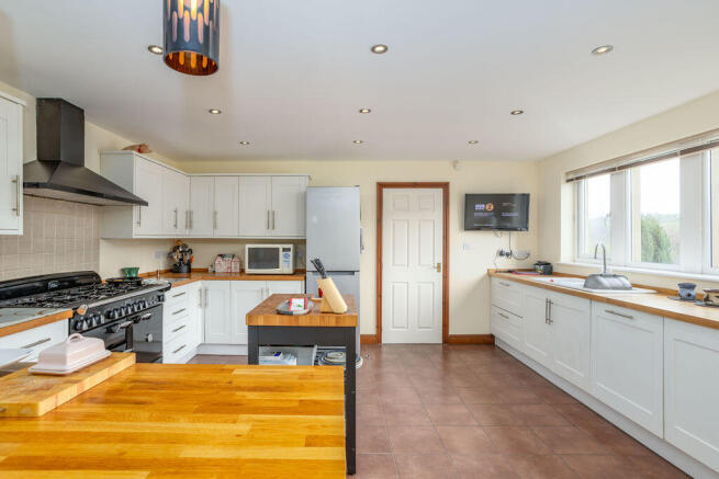 5 bed Detached for sale Image 6