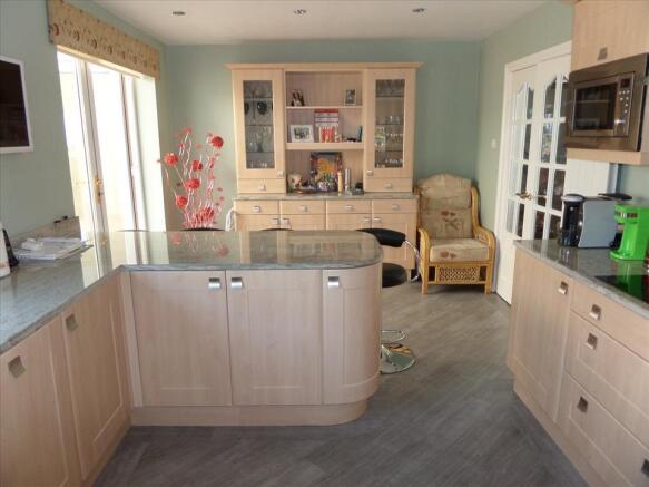 KITCHEN/DINING ROOM