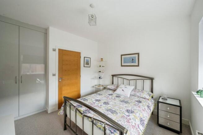 5 bed Detached for sale Image 8