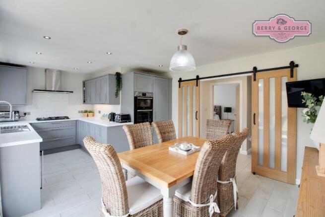 KITCHEN / DINER