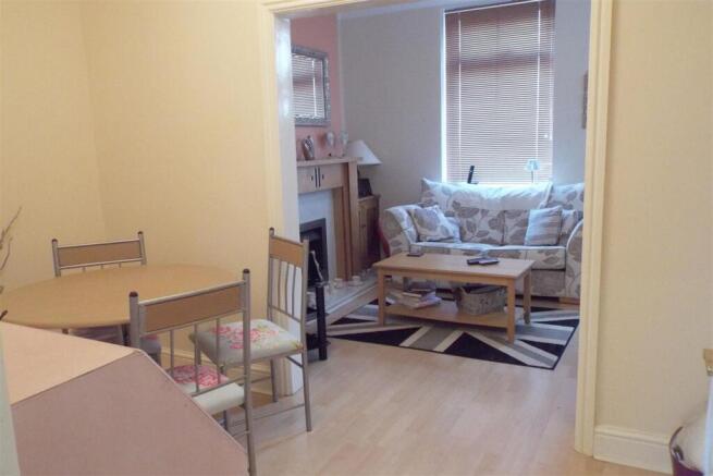 2 bed House to rent Image 5