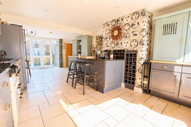 4 bed Semi-Detached for sale Image 8