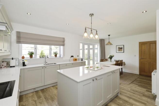 4 bed Detached for sale Image 9