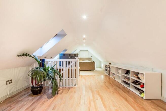 5 bed Detached for sale Image 11