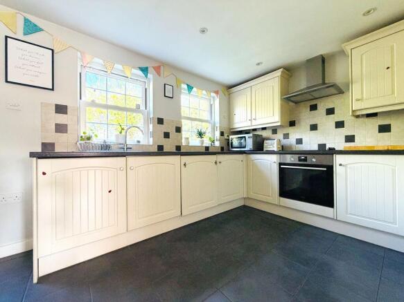 4 bed Semi-Detached for sale Image 7