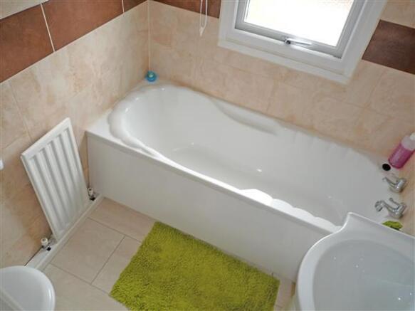 ENSUITE BATHROOM: