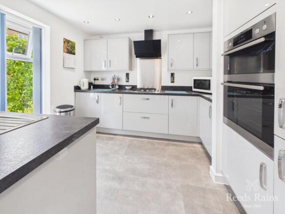 4 bed Detached for sale Image 10