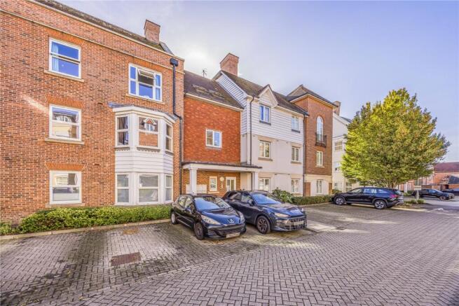 2-bed flat on St. Agnes Place, Chichester, West Sussex, PO19, £269,950