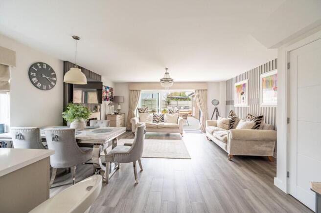 Lounge/Dining Room