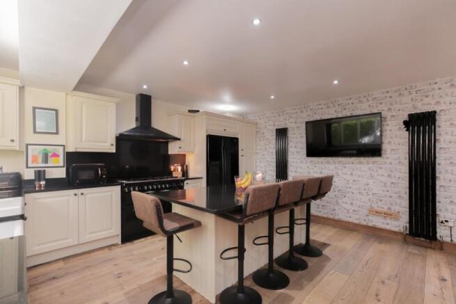 5 Dean Close 1.jpg