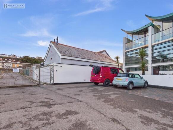 Outside & Parking .2.jpg