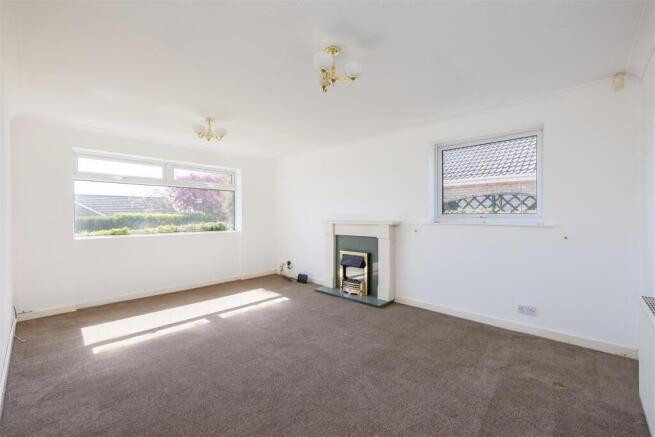 Farmanby Close 58 Sitting Room-1.jpg