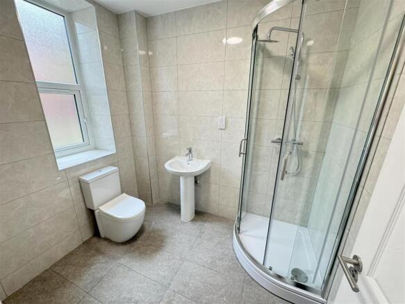 3 bed Apartment to rent Image 5