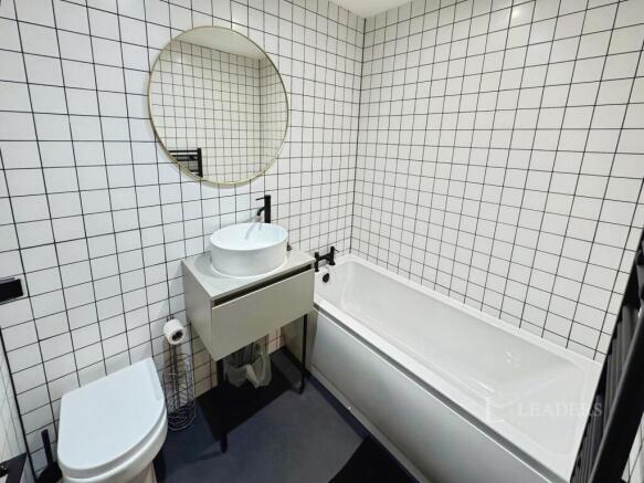 3 bed Flat to rent Image 12