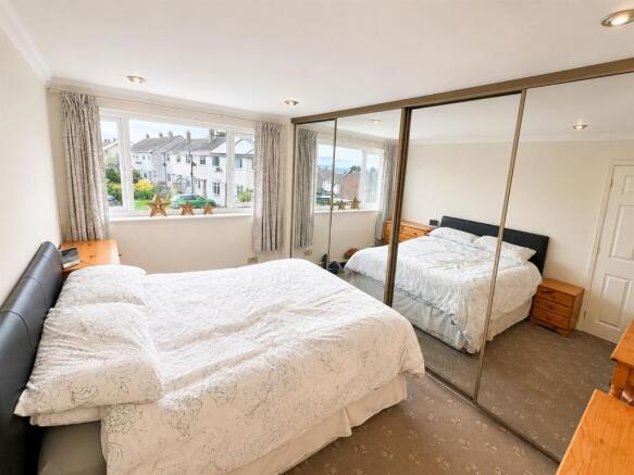3 bed Town House for sale Image 9