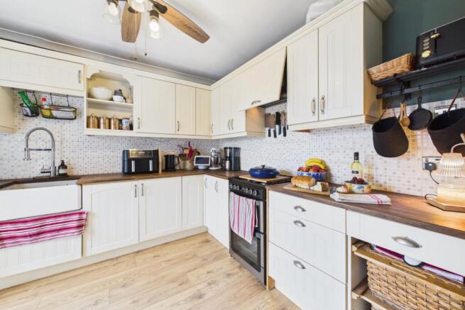 4 bed Semi-Detached for sale Image 12