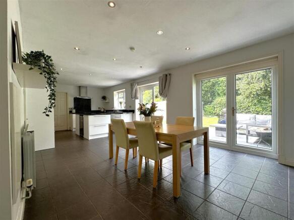 Superbly Spacious Family Kitchen 723