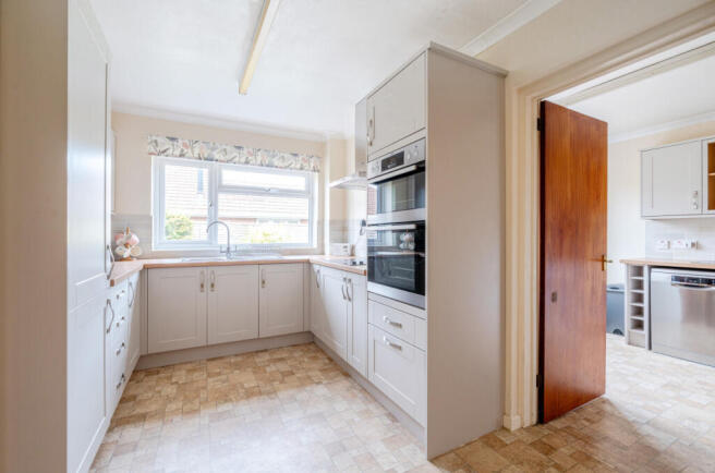 1315450-13-685c09...