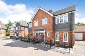 45, Athoke Croft, Hook RG27 9UE