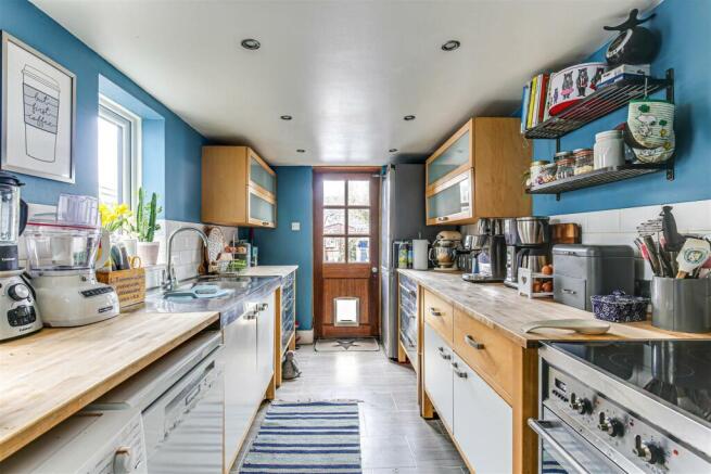 8 Kitchen.jpg