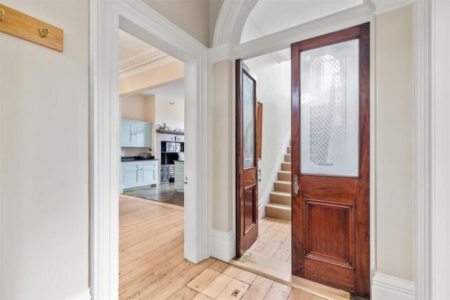 6 bed Semi-Detached for sale Image 6