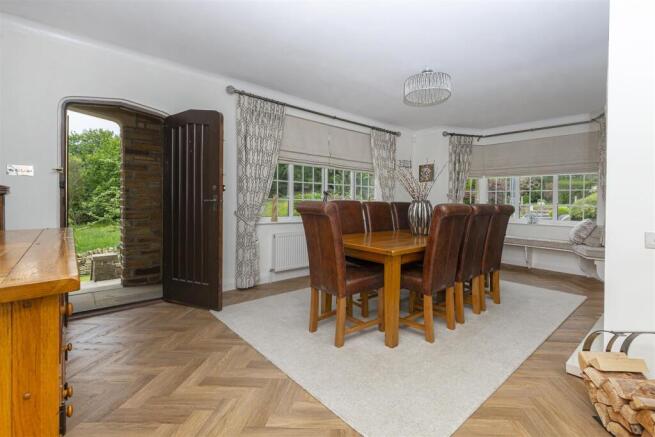 5 bed Detached for sale Image 7