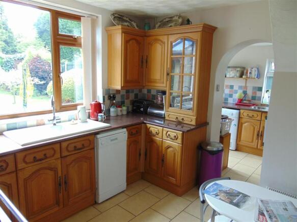 FITTED KITCHEN