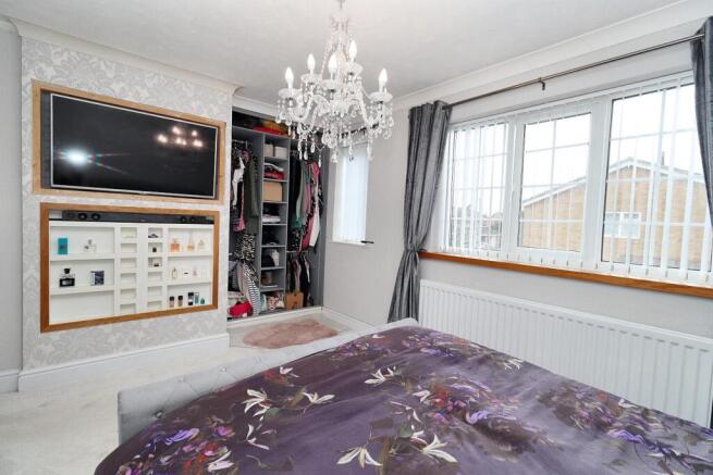 4 bed Detached for sale Image 11