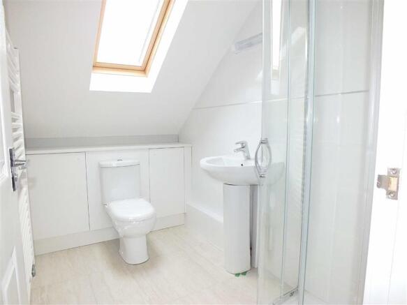 EN-SUITE SHOWER ROOM