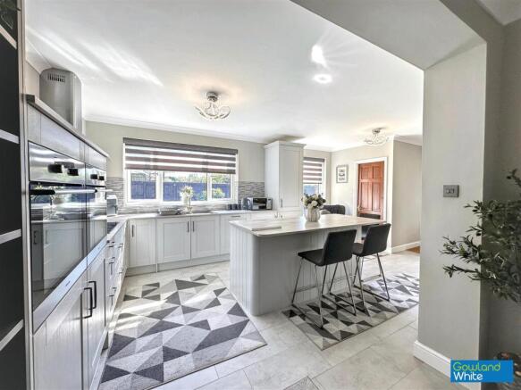 4 bed Detached for sale Image 5