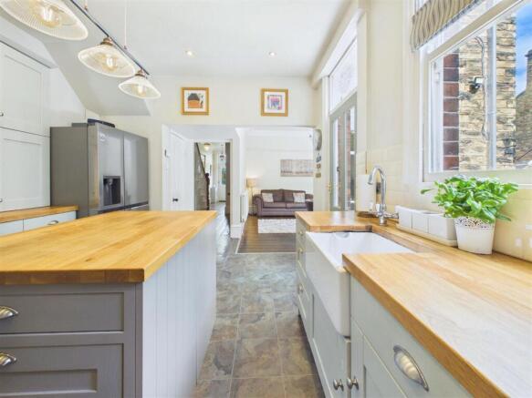 5 bed Semi-Detached for sale Image 11