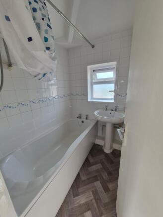 3 bed Flat to rent Image 12