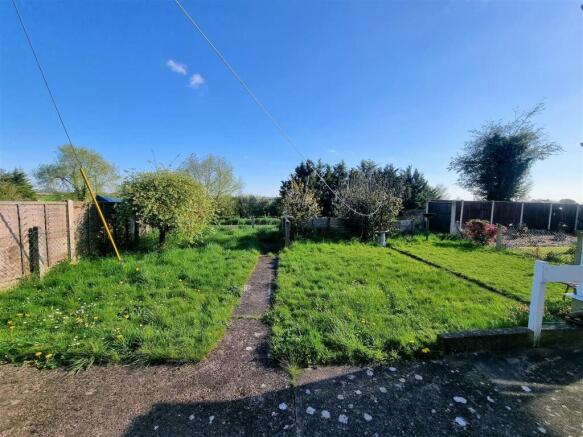 3 Holbrook Vale - Garden.jpg