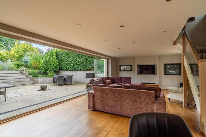 5 bed Detached for sale Image 5